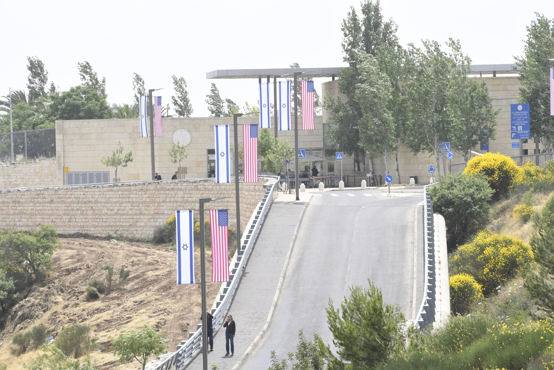 1920px-Relocation_of_US_Embassy_in_Israel_from_Tel_Aviv_to_Jerusalem_DSC0557_(28239099728)